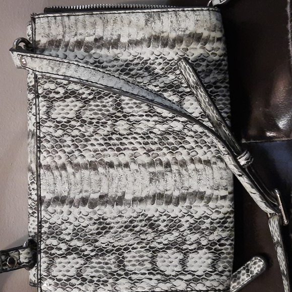 Nine West Crossbody Purse 👛 (Faux Leather) - Picture 4 of 5